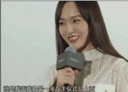 一群穿黑色衣服女朋友们朋友圈怎么称赞？游戏画面