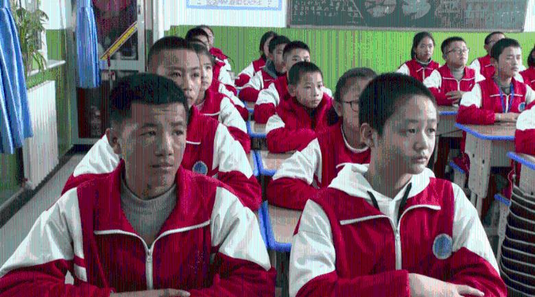安葬仪式上，可以邀请孝子的好友参加安葬仪式吗？参加安葬仪式的好友，是否需要佩戴白手套？游戏画面