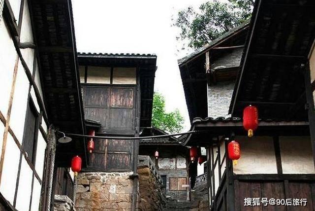 他有犹太血统,却甘当希特勒鹰犬,死后一村人为他陪葬
