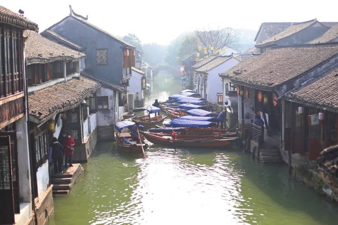 逃离快乐小镇